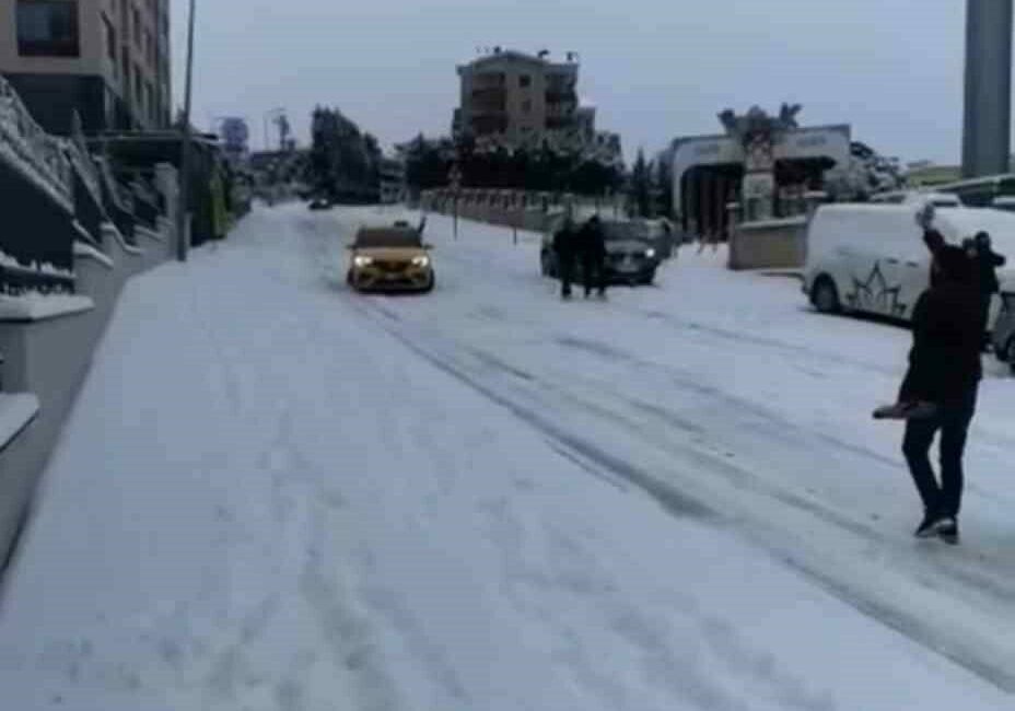 Bursa’da yeni yılın ilk saatlerinde yoğun kar yağışı herkesi hazırlıksız