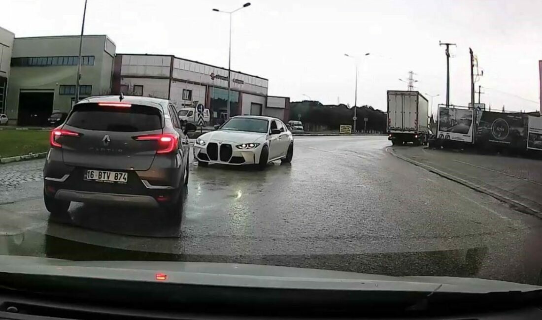 Cadde ortasında drift kamerada Bursa’nın Nilüfer ilçesinde drift artarken, kontrolden çıkan araç trafiği birbirine