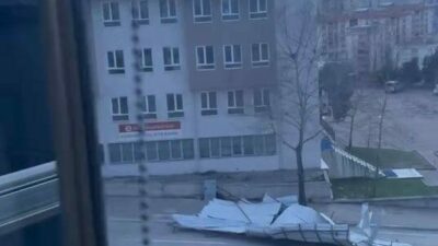 Bursa’nın Kestel ilçesinde etkili olan şiddetli rüzgar, bir caminin çatısını