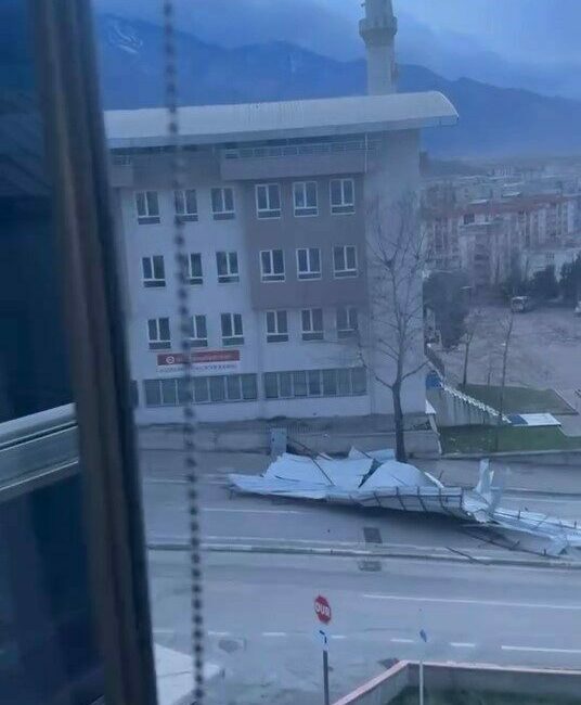 Cami’nin çatısı uçtu, yol kapandı Bursa’nın Kestel ilçesinde etkili olan şiddetli rüzgar, bir caminin çatısını