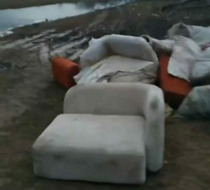 Bursa’nın İnegöl ilçesinde moloz dolu çuvallar ile atık mobilyaları Boğazköy