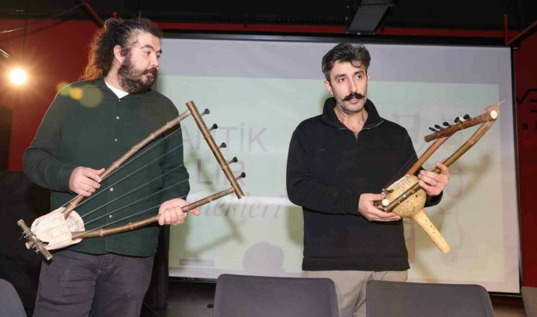 Nilüfer Belediyesi’nin düzenlediği geliştirici atölyeye katılan çocuklar, telli çalgılardan lirin