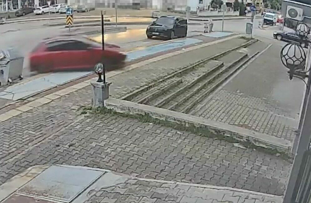 Bursa’nın Osmangazi ilçesinde direksiyon dersi sırasında sürücünün fren yerine gaza