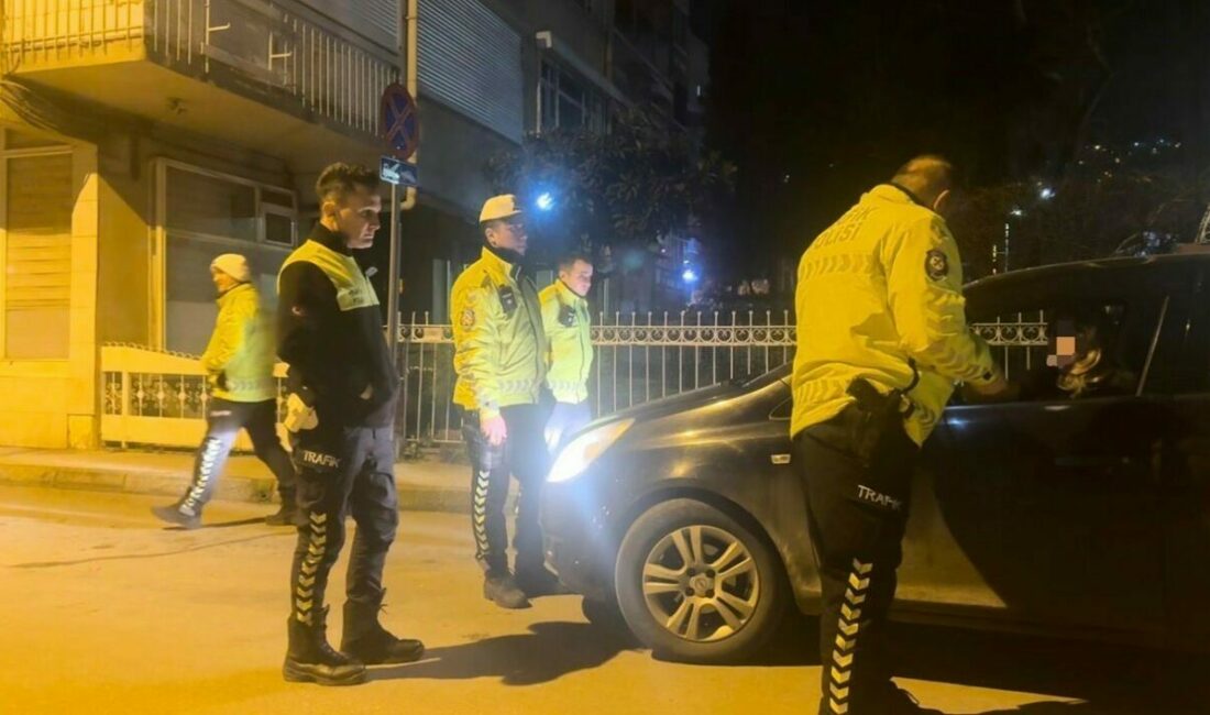 Bursa’da trafik uygulamasında durdurulan kadın sürücü, ‘Eşim gelmeden araçtan inmem’