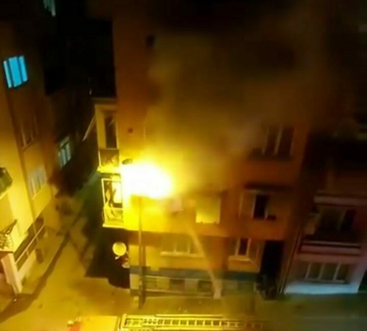 Evin balkonunda çıkan yangın paniğe neden oldu Bursa’da bir binanın balkonunda çıkan yangın sırasında dumanları gören mahalle