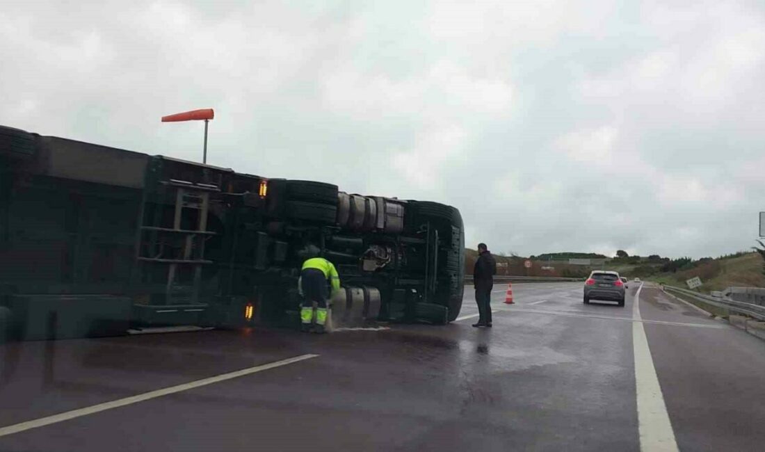 Bursa İstanbul otobanında fırtına viyadükten geçen bir tırı devirdi. Tır