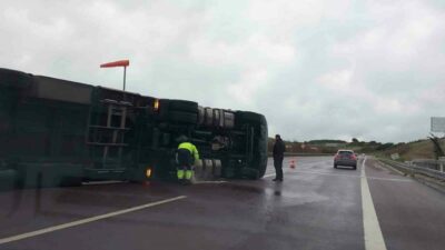 Bursa İstanbul otobanında fırtına viyadükten geçen bir tırı devirdi. Tır