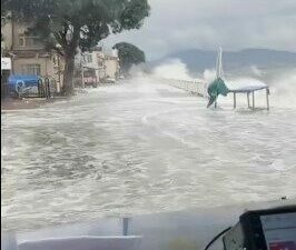 Bursa’nın Gemlik ilçesinde şiddetli fırtına sebebiyle kara ile deniz birleşti.
