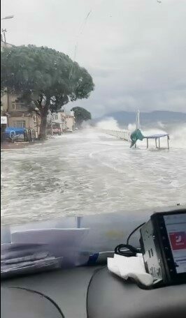 Bursa’nın Gemlik ilçesinde şiddetli fırtına sebebiyle kara ile deniz birleşti.