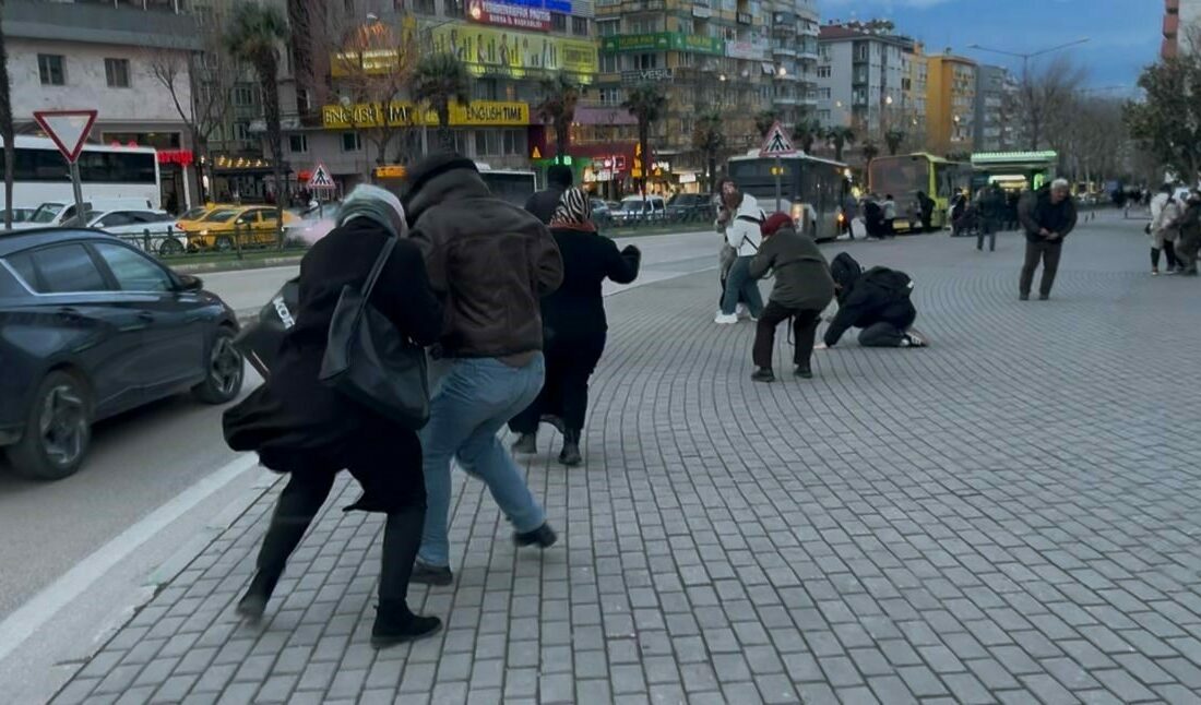 Bursa’da hızı saatte 75 kilometre hıza ulaşan lodos önüne geleni