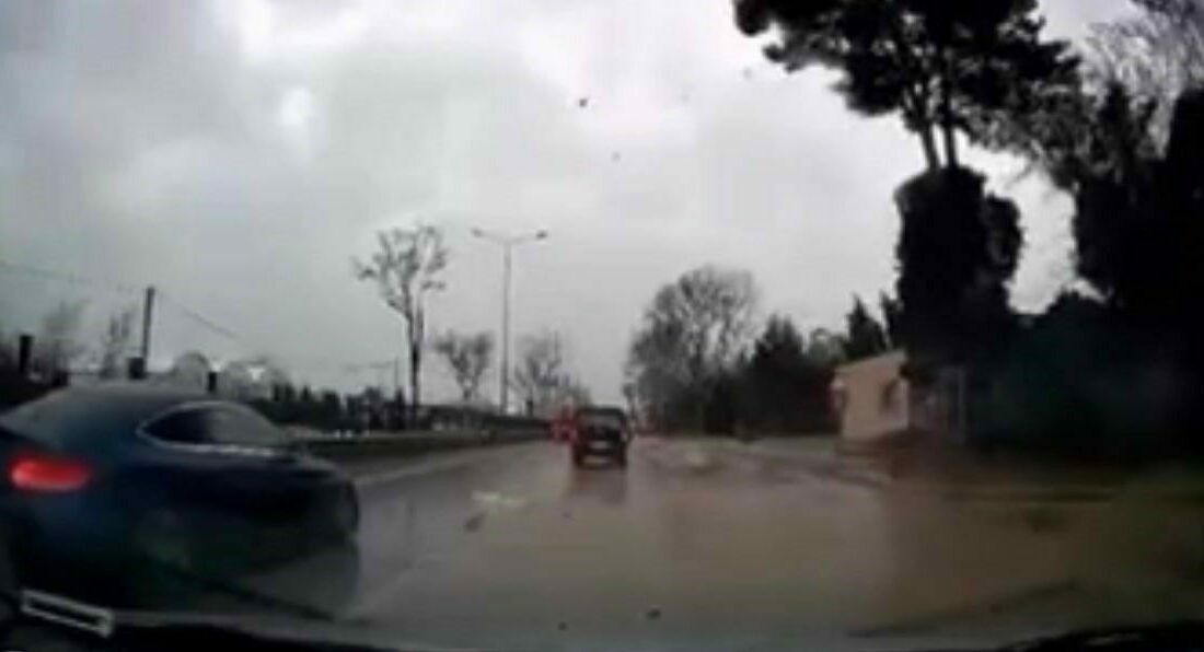 Bursa’da saatteki hızı 75 kilometreyi bulan fırtına ağaçları devirdi çatıları