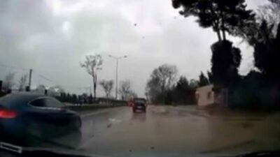 Bursa’da saatteki hızı 75 kilometreyi bulan fırtına ağaçları devirdi çatıları