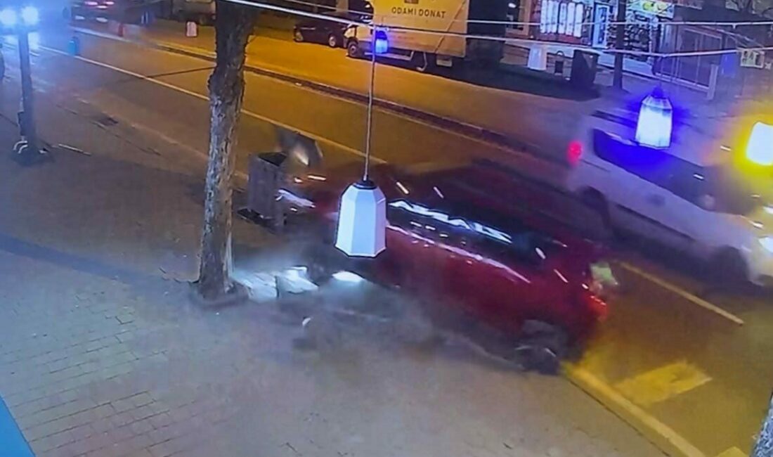 Fren yerine gaza bastı, 2 kişi yaralandı Bursa’nın İnegöl ilçesinde sürücüsünün fren yerine gaza bastığı otomobil kontrolden