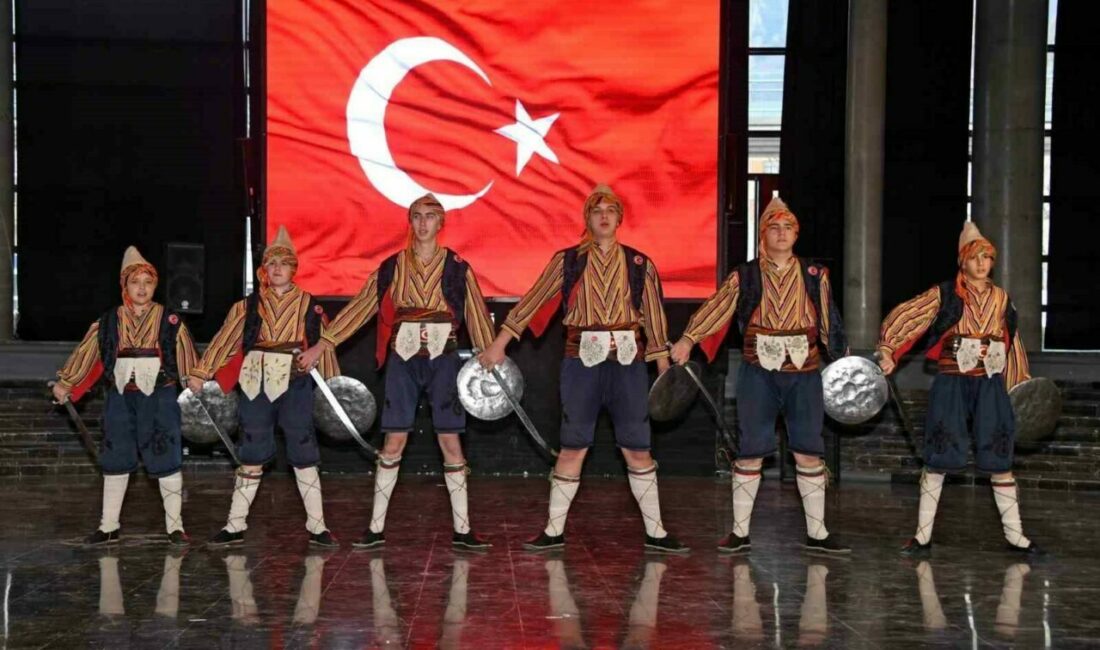 Tarihi Mehter Takımı ve Bursa Tahtakıran Kılıç Kalkan Ekibi, geçmişin