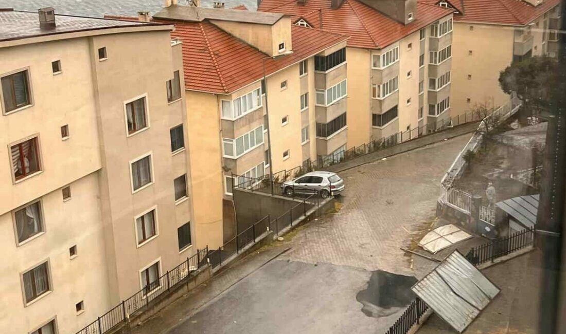 Gemlik’te şiddetli lodos sebebiyle çatılar bir bir uçtu Bursa’nın Gemlik ilçesinde fırtına ve lodos sebebiyle apartmanların çatıları uçarken,