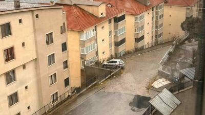 Bursa’nın Gemlik ilçesinde fırtına ve lodos sebebiyle apartmanların çatıları uçarken,