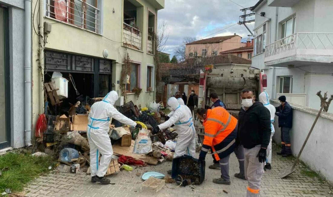 Nilüfer Belediyesi, Görükle Mahallesi’nde çöp eve dönüşen iki katlı müstakil