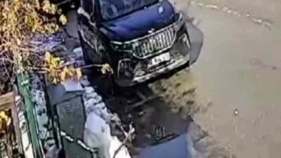 Bursa’da kar yağışının ardından kaldırım üzerinde duran kardan adam, güneşin