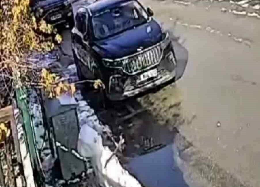 Güneşi gören kardan adam eriyip kaldırımda devrildi Bursa’da kar yağışının ardından kaldırım üzerinde duran kardan adam, güneşin