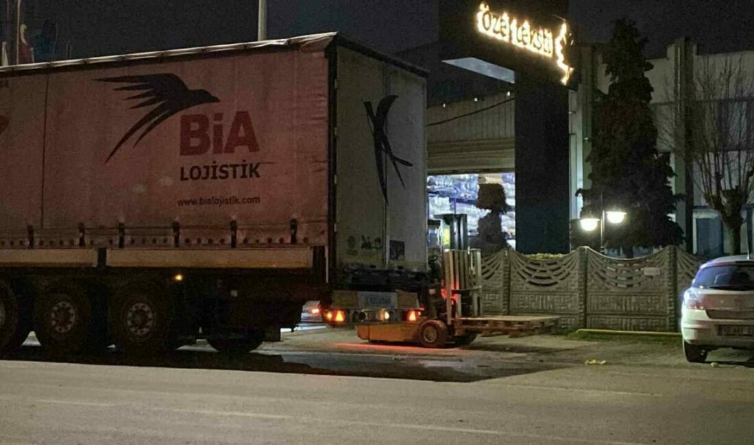 Bursa’nın İnegöl ilçesinde park halindeki TIR’ın dorsesinden düşen işçi yaralandı.