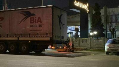 Bursa’nın İnegöl ilçesinde park halindeki TIR’ın dorsesinden düşen işçi yaralandı.