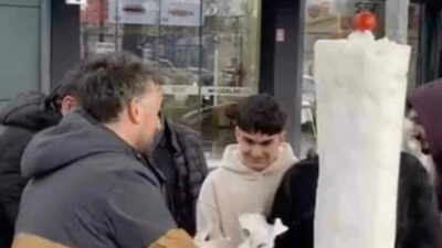 Bursa’nın İnegöl ilçesinde bir döner ustası, kar yağışını fırsata çevirerek