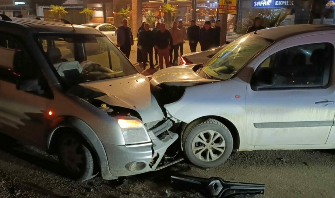 Bursa’nın İnegöl ilçesinde hafif ticari araçlar kafa kafaya çarpıştı: 3