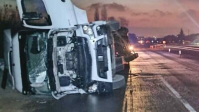 Bursa’nın İnegöl ilçesinde meydana gelen kazada kontrolden çıkan ip yüklü