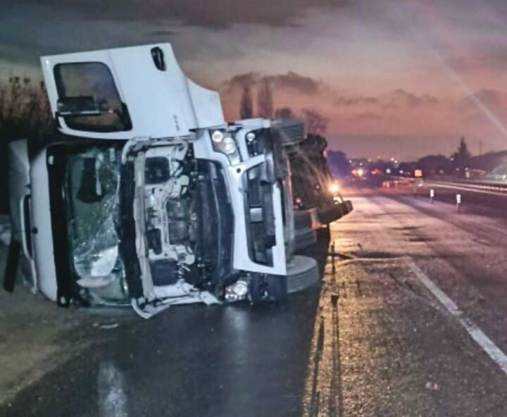 İnegöl’de iplik yüklü tır devrildi Bursa’nın İnegöl ilçesinde meydana gelen kazada kontrolden çıkan ip yüklü