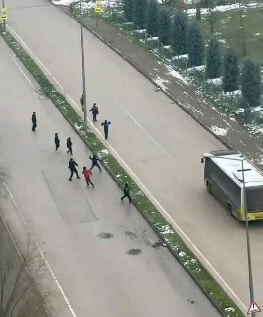 İnegöl’de kar topu gerginliği: Otobüs şoförü çocukları sopayla kovaladı Bursa’nın İnegöl ilçesinde çocukların özel halk otobüslerine kar topu atması