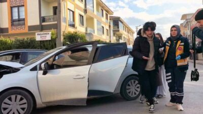 Bursa’nın İnegöl ilçesinde meydana gelen kazada 2 otomobil çarpıştı, 3