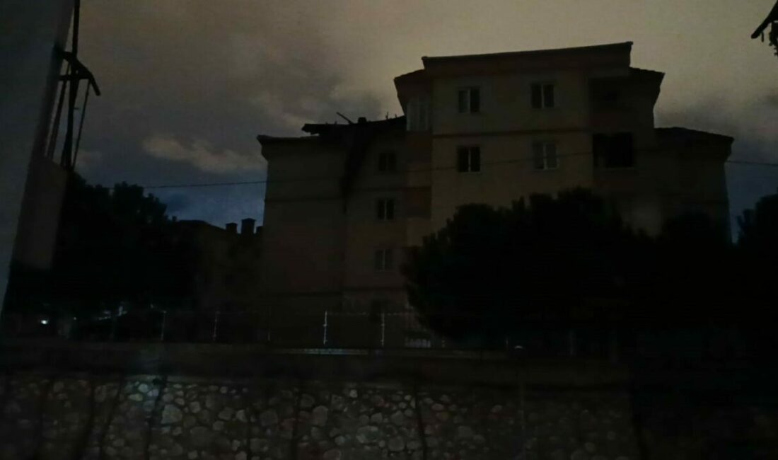 Bursa’nın İnegöl ilçesinde etkili olan şiddetli lodos, iki ayrı sitede