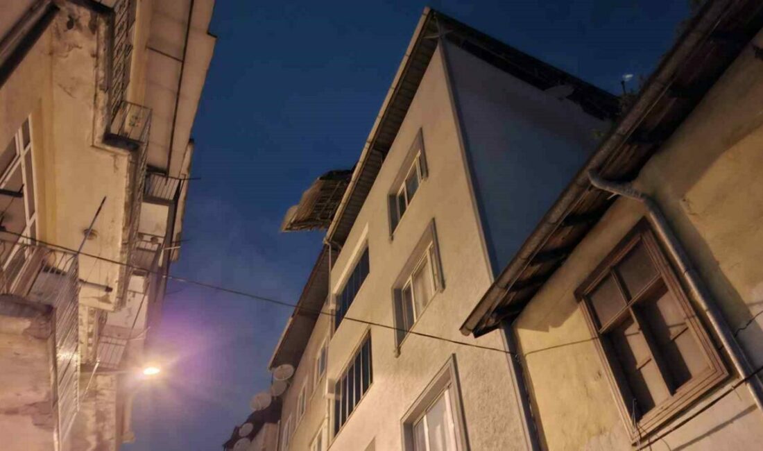 İtfaiye ve zabıtadan çatı nöbeti Bursa’da etkili olan lodos, önüne neyi kattıysa yıkıp geçiyor. 5