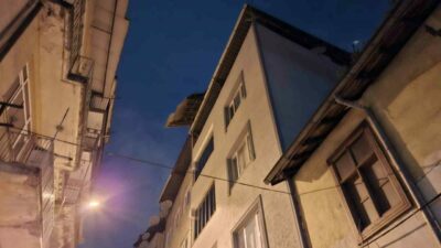 Bursa’da etkili olan lodos, önüne neyi kattıysa yıkıp geçiyor. 5