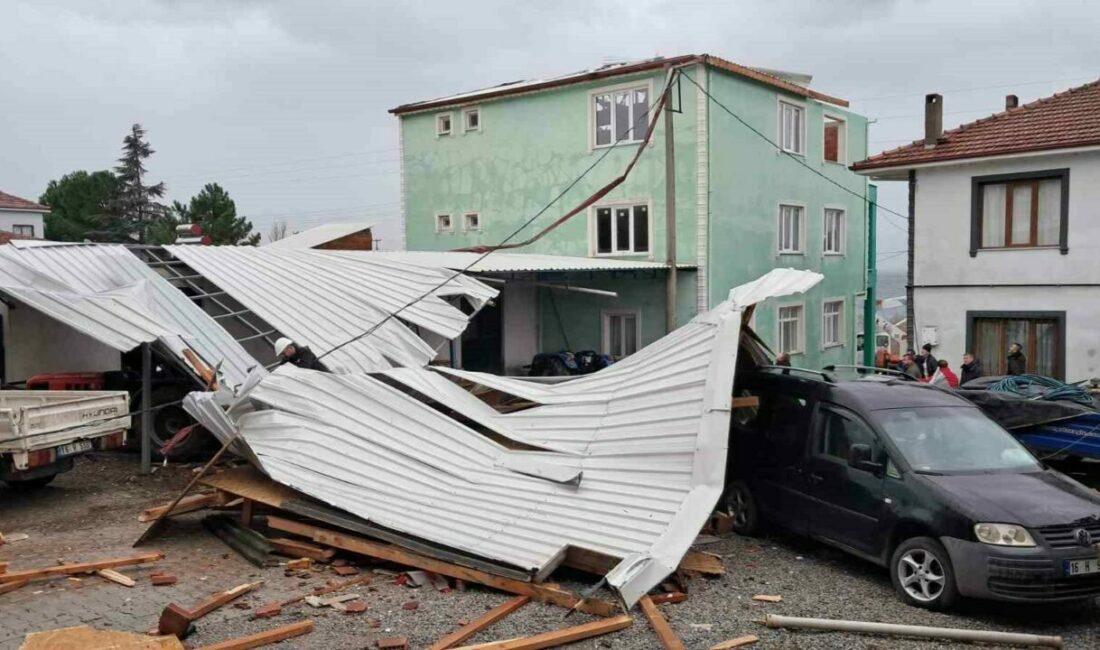 İznik’te şiddetli fırtına evin çatısını uçurdu Bursa’nın İznik ilçesinde şiddetli fırtına nedeniyle bir evin çatısı uçtu.