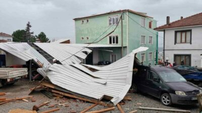 Bursa’nın İznik ilçesinde şiddetli fırtına nedeniyle bir evin çatısı uçtu.