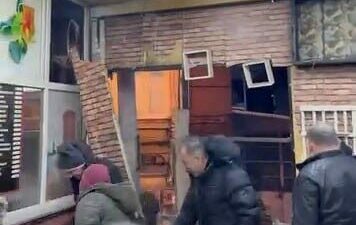 Bursa’da bir kahvehanede oyun oynayan vatandaşlar, duvarlar yıkılmaya başlayana kadar