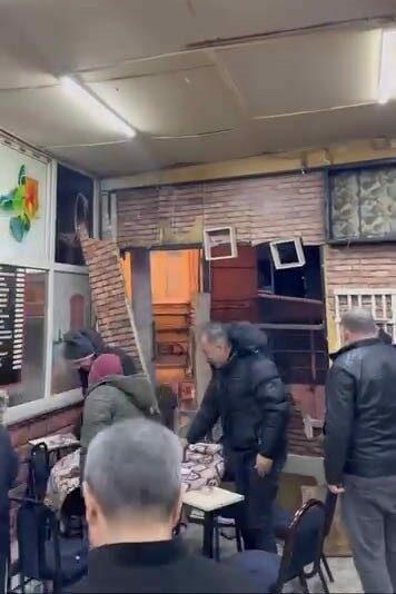 Bursa’da bir kahvehanede oyun oynayan vatandaşlar, duvarlar yıkılmaya başlayana kadar