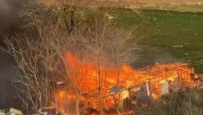 Bursa’nın Karacabey ilçesinde alev alev yanan ağılda şans eseri hayvanlar