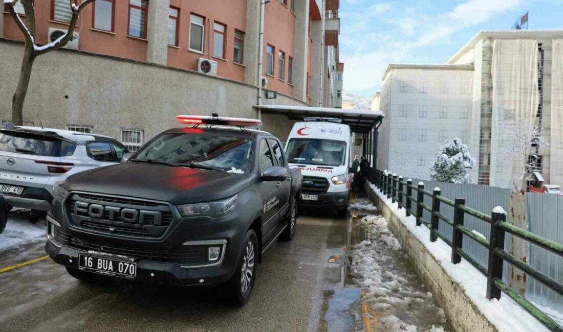 Bursa Büyükşehir Belediyesi ekipleri, yoğun kar yağışı nedeniyle Teferrüç Mahallesi’ndeki