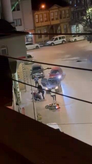 Kardeşler birbirine girdi: Ağabeyini bıçakla yaralayıp kaçtı Bursa’nın İnegöl ilçesinde kardeşler arasında çıkan kavgada 1 kişi bıçakla