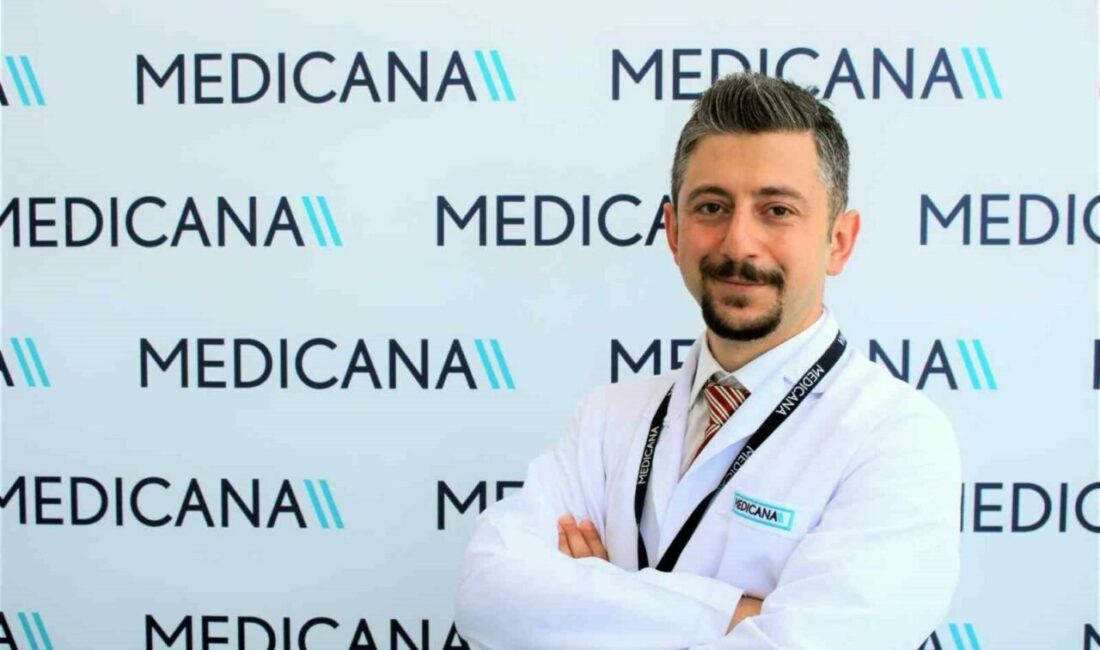 Kış ayının etkisiyle kar ve buz, yolda yürürken düşme ve