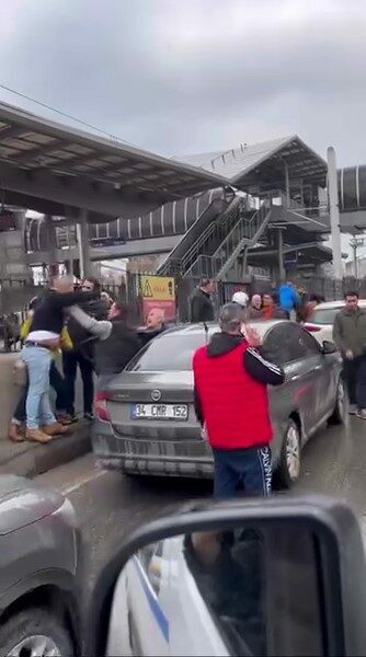 Bursa’da zincirleme trafik kazası sonrası araçlarından inen sürücüler birbirine girdi.