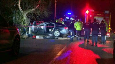 Bursa’nın İnegöl ilçesinde meydana gelen kazada kontrolden çıkan otomobil ağaca