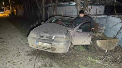 Bursa’nın İnegöl ilçesinde meydana gelen kazada kontrolden çıkan otomobil ağaca