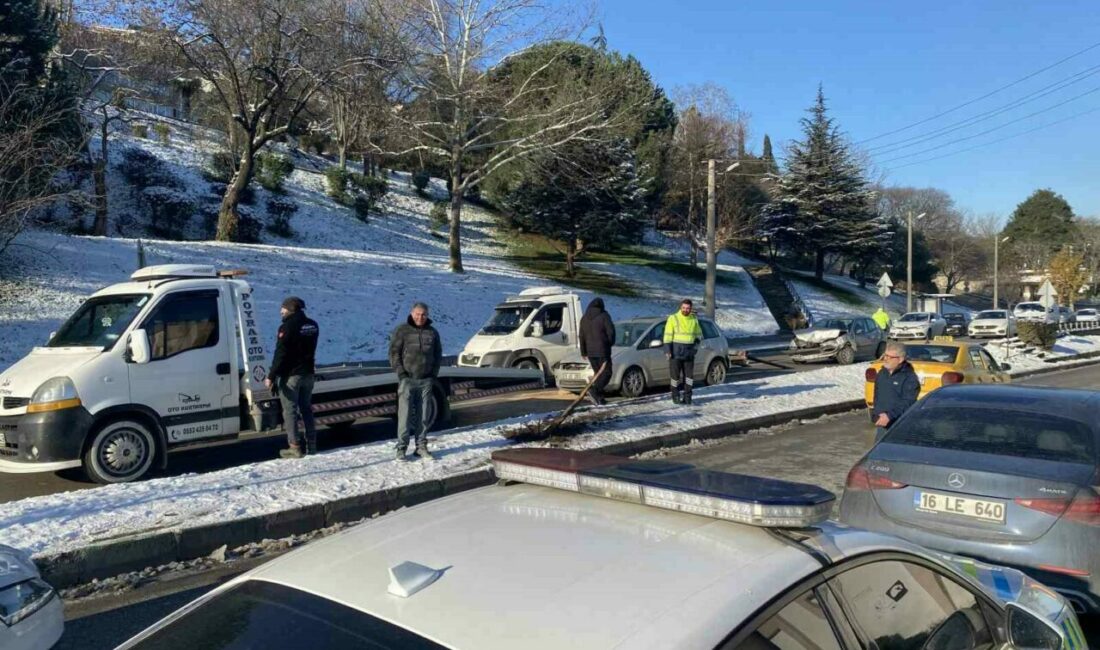 Kontrolden çıkan otomobil çarptığı aracı karşı yöne savurdu: 4 yaralı Bursa’da buzlanma nedeniyle kontrolden çıkan otomobil önündeki araca çarpıp, çarptığı
