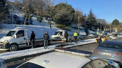 Bursa’da buzlanma nedeniyle kontrolden çıkan otomobil önündeki araca çarpıp, çarptığı