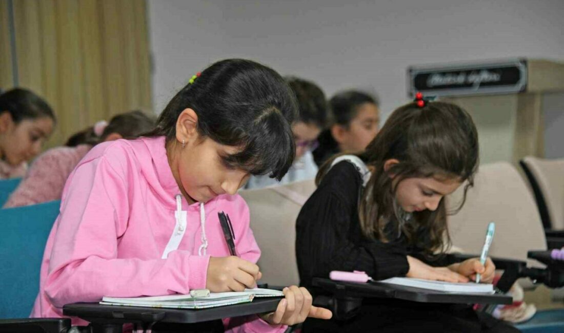 Küçük yazarlar kalemlerini ustalığa taşıyor Osmangazi Belediyesi’nin çocukların yazma becerilerini geliştirmek amacıyla hayata geçirdiği Küçük