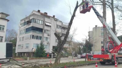 Bursa Büyükşehir Belediyesi’ne bağlı ekipler kent genelinde etkili olan şiddetli