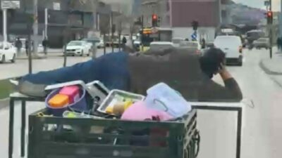 Bursa trafiğinde motorun üzerinde yatarak ilerleyen şahıs trafikteki rahat tavırlarıyla
